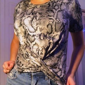 SNAKE SKIN T-SHIRT W CROSS AT BOTTOM